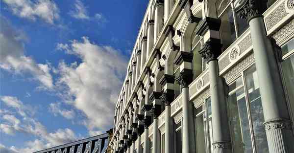 机器人虽然智能英语翻译，虽然机器人经济将无可避免地